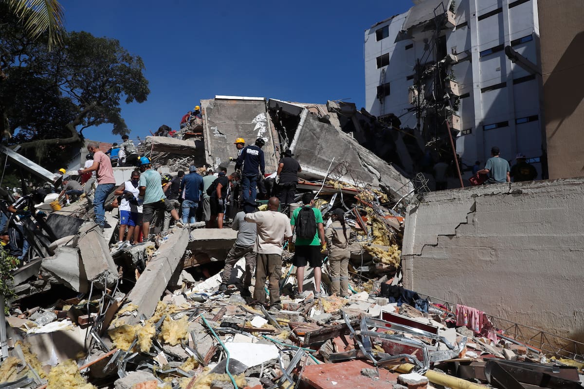 AME7690. CALI (COLOMBIA), 10/08/2026.- Personas trabajan en labores de rescate en una edificación colapsada por el terremoto de magnitud 7,4 que sacudió al país este lunes, en Cali (Colombia). EFE/ Ernesto Guzmán Jr
