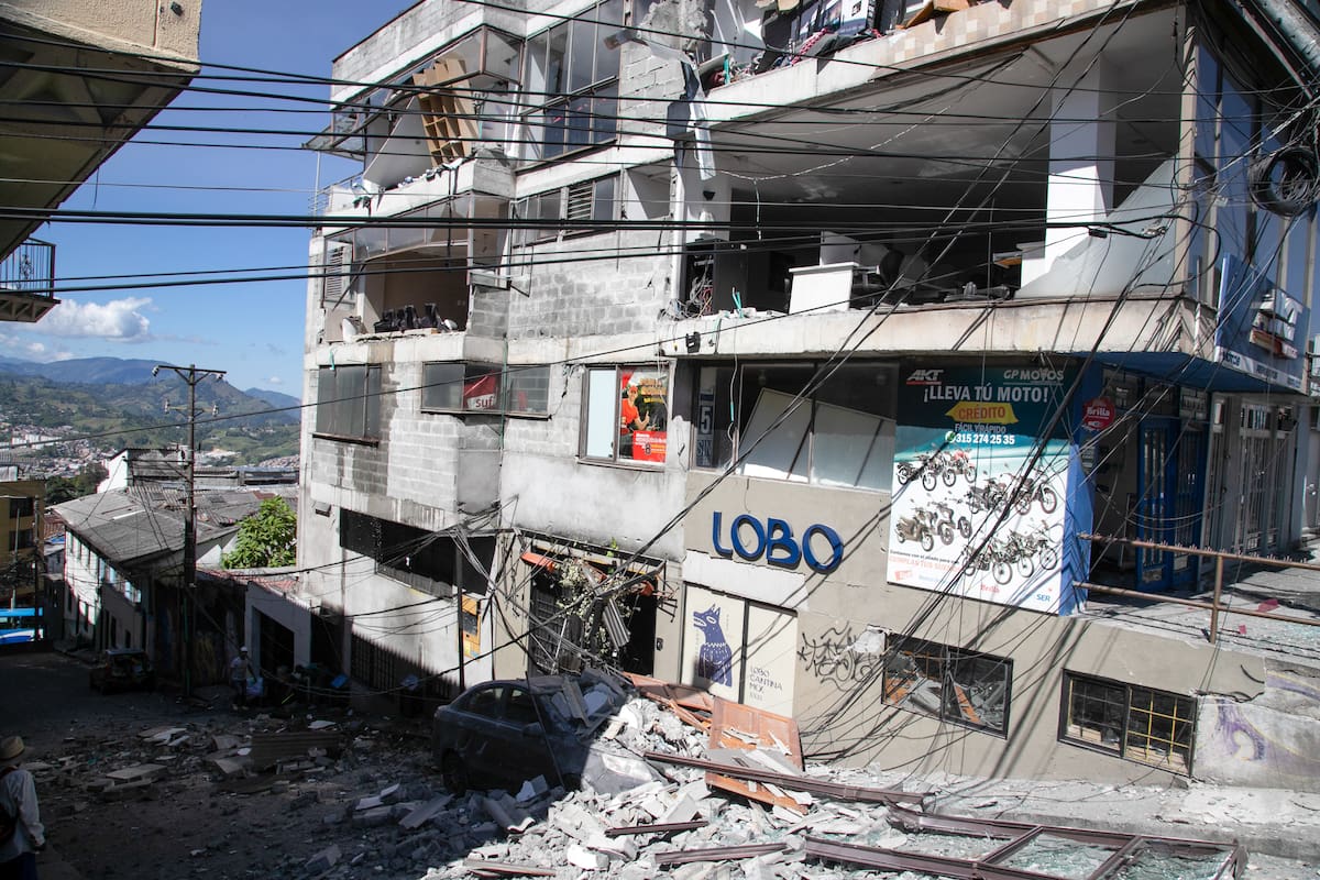 AME7780. MANIZALES (COLOMBIA), 10/08/2026.- Fotografía que muestra una edificación destruida por un terremoto de magnitud 7,4 este lunes, en Manizales (Colombia). El presidente de Colombia, Abelardo de la Espriella, afirmó que el terremoto que sacudió la mayor parte del país, deja una cifra parcial de 111 fallecidos y una gran destrucción en al menos cinco departamentos. EFE/ Juan Augusto Cardona