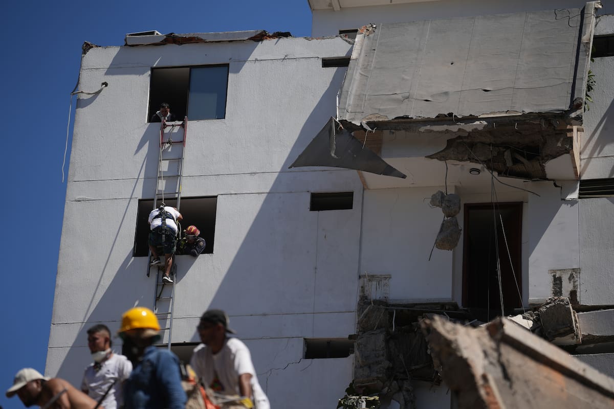 Personas trabajan en labores de rescate en una edificación colapsada por el terremoto de magnitud 7,4 que sacudió al país este lunes, en Cali (Colombia). EFE/ Ernesto Guzmán Jr