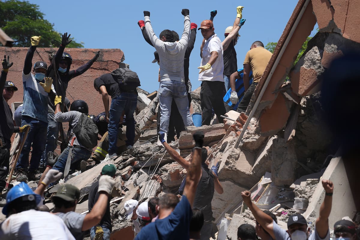 AME7690. CALI (COLOMBIA), 10/08/2026.- Personas reaccionan durante la búsqueda de sobrevivientes entre los escombros de una edificación colapsada tras el terremoto de magnitud 7,4 que sacudió al país, este lunes en Cali (Colombia). EFE/ Ernesto Guzmán Jr