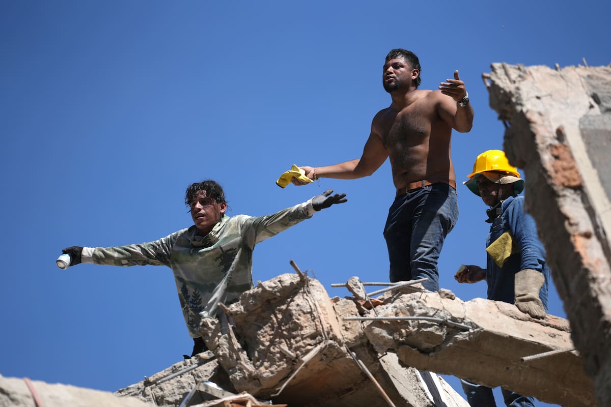 AME7690. CALI (COLOMBIA), 10/08/2026.- Personas trabajan en labores de rescate en una edificación colapsada por el terremoto de magnitud 7,4 que sacudió al país este lunes, en Cali (Colombia). EFE/ Ernesto Guzmán Jr