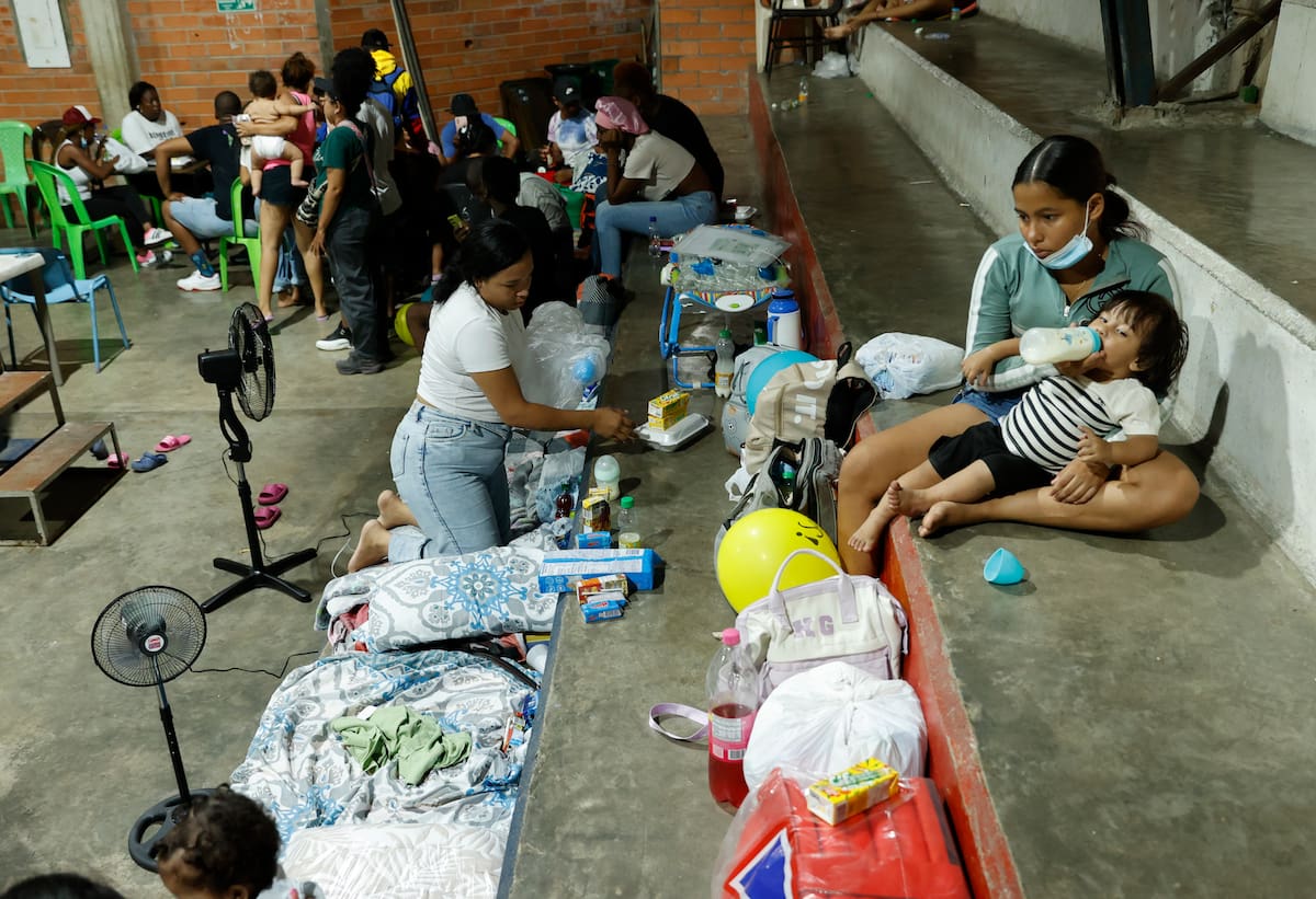 AME8708. QUIBDÓ (COLOMBIA), 13/08/2026.- Damnificados por el terremoto de magnitud 7,4 del pasado lunes, descansan en un albergue este miércoles en Quibdó (Colombia). En el Chocó, uno de los departamentos más pobres de Colombia, el terremoto de del pasado lunes agravó una crisis marcada por las deficiencias en salud, servicios públicos y atención estatal, lo que dificulta la respuesta a la emergencia y la atención de miles de damnificados. EFE/ Mauricio Dueñas Castañeda