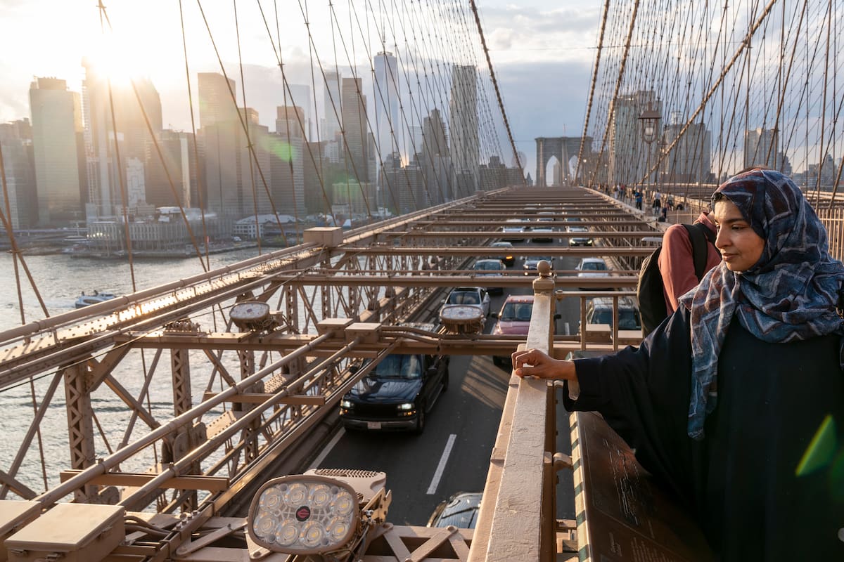 Una mujer visita el puente Brooklyn este viernes, en Nueva York (Estados Unidos). EFE / VANGUARDIA