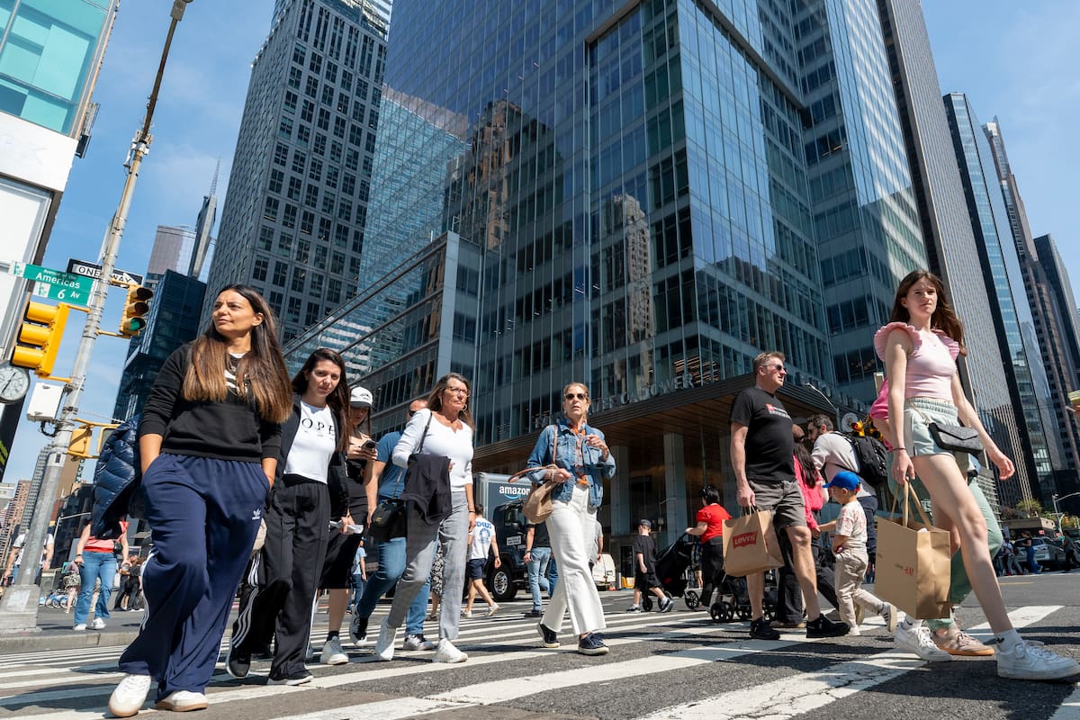 Personas caminan por la avenida 42 de Manhattan este sábado, en Nueva York (Estados Unidos). EFE/ VANGUARDIA