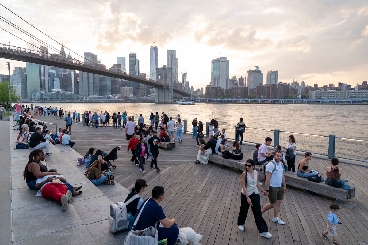 Personas recorren el parque Dumbo en Brooklyn este viernes, en Nueva York (Estados Unidos). EFE / VANGUARDIA