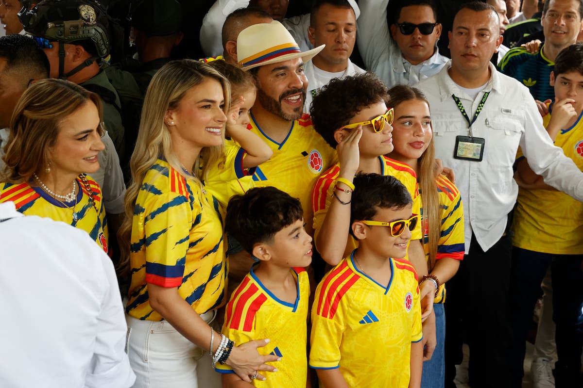 El candidato a la Presidencia de Colombia el ultraderechista Abelardo de la Espriella (c) posa con su familia a su llegada a votar este domingo, en la segunda vuelta que elegirá quien gobernará al país en el periodo 2026-2030, en Barranquilla (Colombia). EFE/ Mauricio Dueñas Castañeda