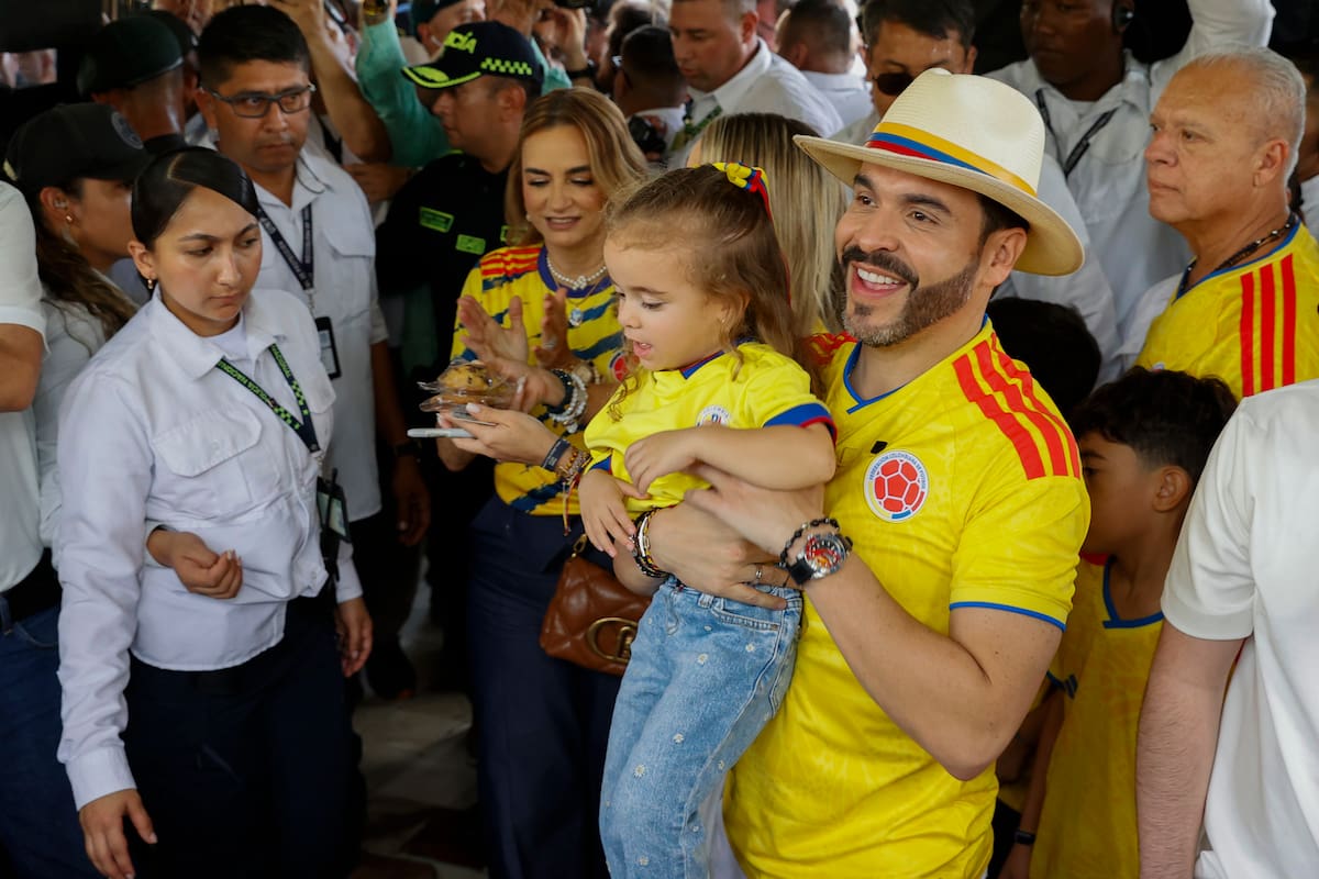 AME2788. BARRANQUILLA (COLOMBIA), 21/06/2026.- El candidato a la Presidencia de Colombia el ultraderechista Abelardo de la Espriella carga a su hija Francesca tras depositar su voto este domingo, en la segunda vuelta en Barranquilla (Colombia). EFE/ Mauricio Dueñas Castañeda