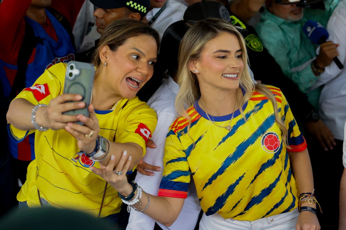La esposa del candidato a la Presidencia de Colombia el ultraderechista Abelardo de la Espriella, Ana Lucía Pineda (d), posa con una seguidora antes de votar este domingo, en la segunda vuelta en Barranquilla (Colombia). EFE/ Mauricio Dueñas Castañeda