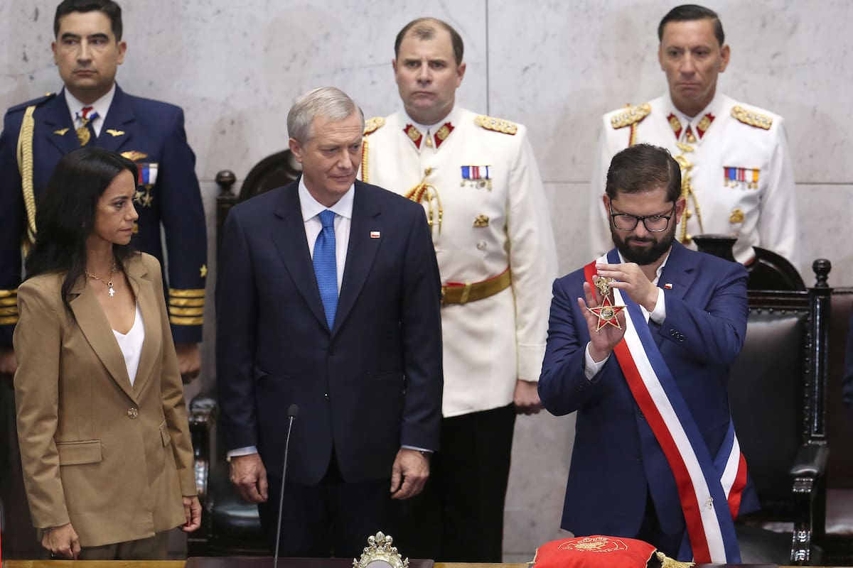 El presidente saliente Gabriel Boric (d), muestra la medalla de O'Higgins, junto al ultraderechista José Antonio Kast (c), y a la nueva presidenta de la cámara alta, Paulina Nuñez (i), durante la ceremonia de investidura este miércoles, en Valparaíso (Chile). Kast asumió la Presidencia de Chile en una solemne ceremonia a la que acudieron parlamentarios de todos los partidos y una docena de jefes de Estado y de Gobierno de todo el mundo, entre ellos el rey Felipe VI de España y el argentino Javier Milei. EFE/Adriana Thomasa