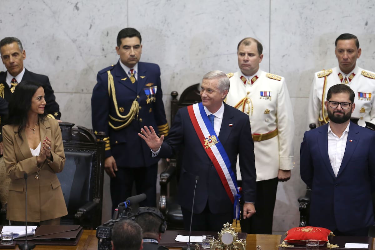 AME2875. VALPARAÍSO (CHILE), 11/03/2026.- El ultraderechista José Antonio Kast (c) asume este miércoles la Presidencia de Chile en una solemne ceremonia a la que acudieron parlamentarios de todos los partidos y una docena de jefes de Estado y de Gobierno de todo el mundo, entre ellos el rey Felipe VI de España y el argentino Javier Mile, en la ciudad costera de Valparaíso (Chile). EFE/Adriana Thomasa