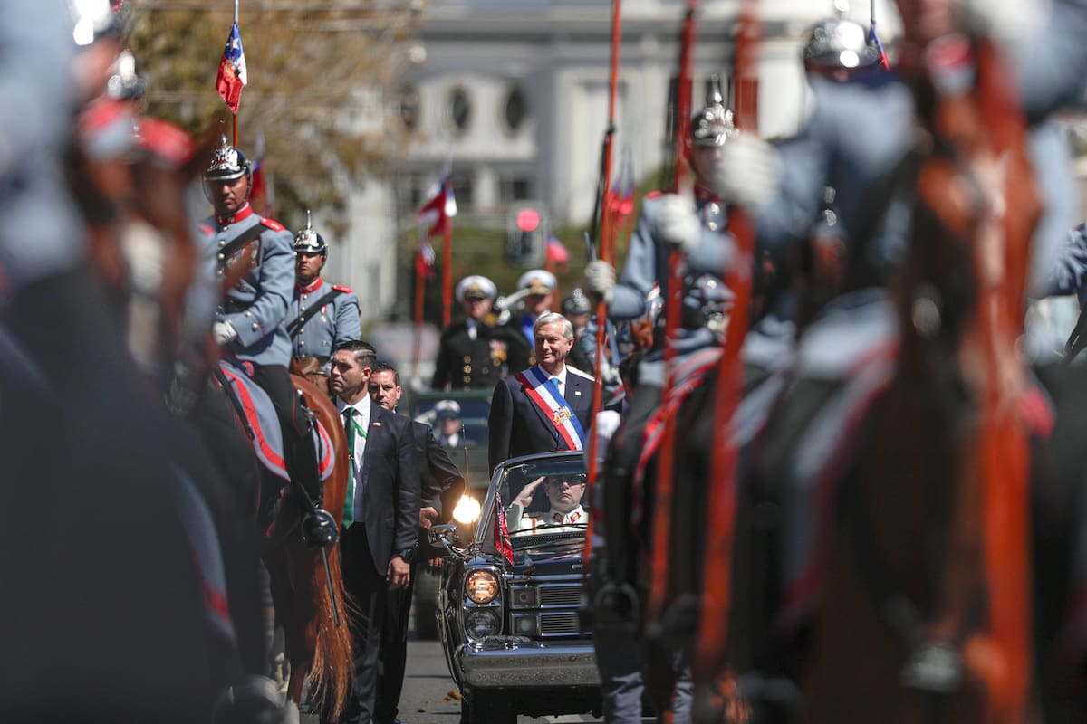El ultraderechista José Antonio Kast saluda a sus seguidores después de asumir este miércoles la Presidencia de Chile, en una solemne ceremonia a la que acudieron parlamentarios de todos los partidos y una docena de jefes de Estado y de Gobierno de todo el mundo, entre ellos el rey Felipe VI de España y el argentino Javier Mile, en la ciudad costera de Valparaíso (Chile). EFE/Ailen Diaz