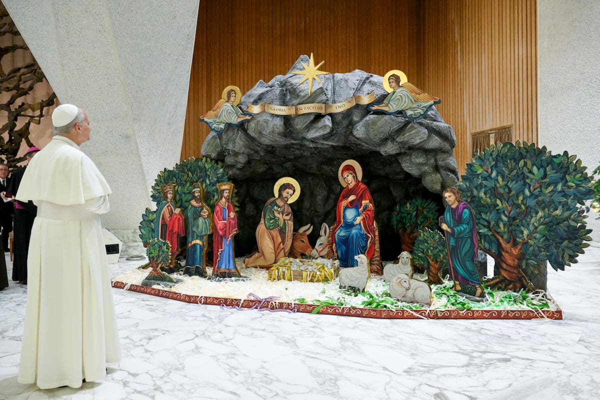 Una imagen facilitada por los Medios Vaticanos muestra al Papa León XVI rezando frente al belén durante una audiencia en el Aula Pablo VI con los donantes del árbol de Navidad y el belén, en la Ciudad del Vaticano, 15 de diciembre de 2025. (Papa) EFE/EPA/VATICAN MEDIA HANDOUT USO EDITORIAL ÚNICAMENTE/SIN VENTAS