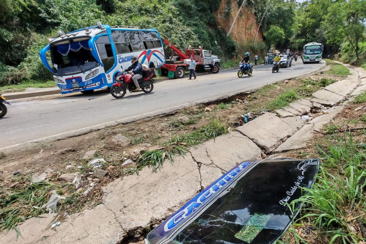 El vehículo cubría la ruta Bucaramanga–Cáchira cuando ocurrió el volcamiento.
Fotografías: Marco Valencia/VANGUARDIA.