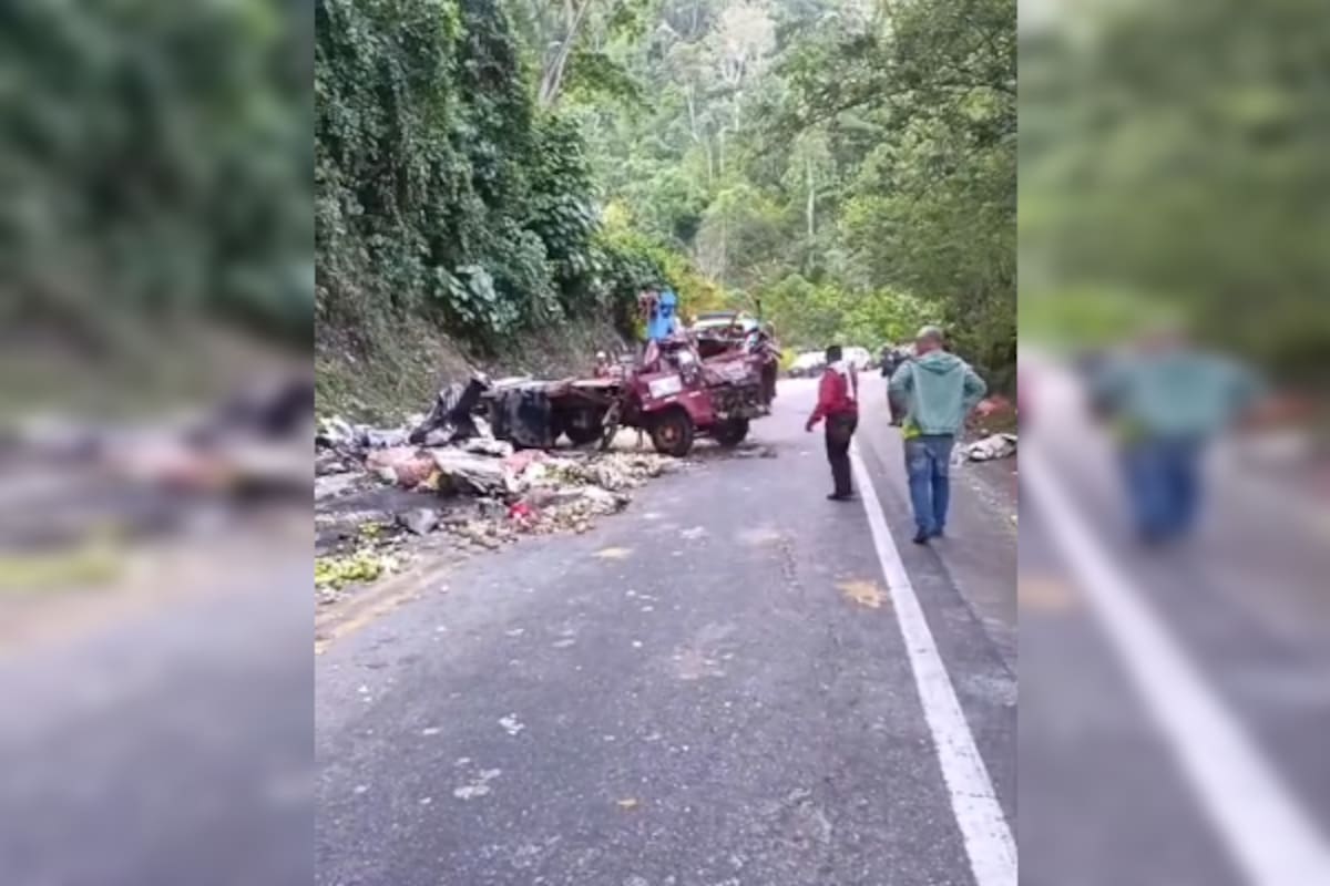 El vehículo de carga quedó completamente destruido tras el fuerte volcamiento en la vía Bucaramanga–El Playón.