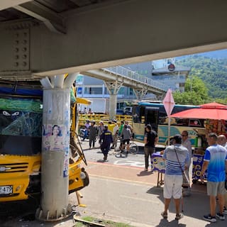 Fuerte accidente en Piedecuesta: bus colisionó contra otro vehículo y terminó contra un puente peatonal