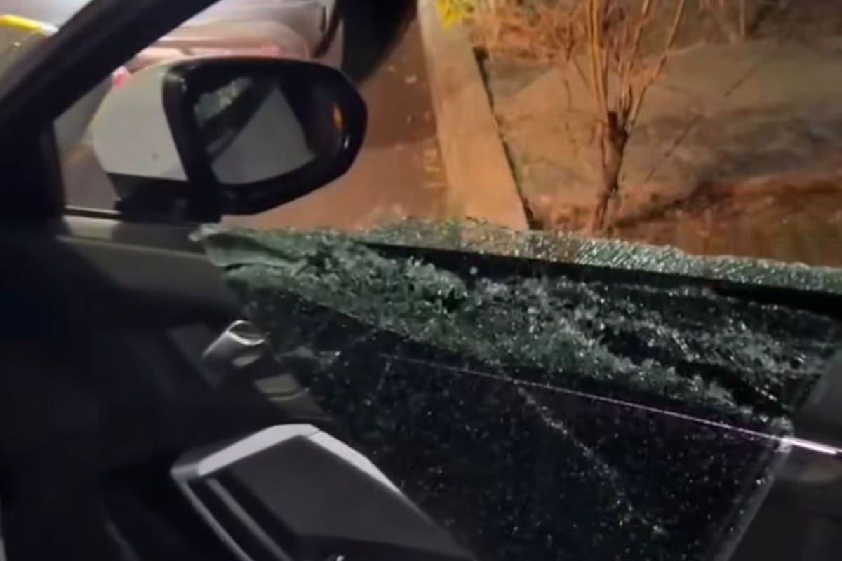 El vehículo en el que se movilizaban familiares del diputado Jesús Ariza resultó con un vidrio destruido.