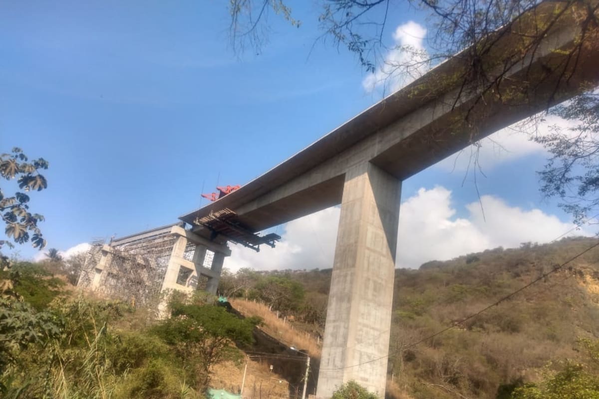 El viaducto La Laja permanece sin terminar y no tienen ningún uso porque está desconectado con las vías.