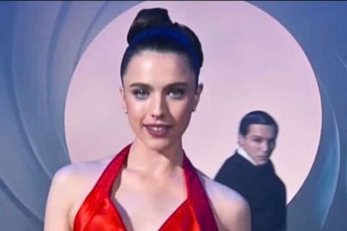 Vestida con un deslumbrante vestido rojo – porque el glamour es obligatorio en cualquier cosa relacionada con 007 – Margaret Qualley abrió el segmento con una coreografía que parecía sacada de una película de espionaje. Foto tomada de redes sociales/VANGUARDIA