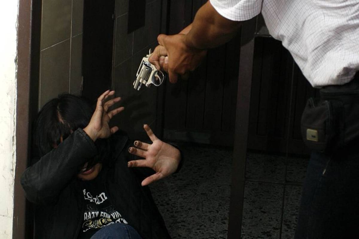 El vigilante fue amordazado y drogado por los delincuentes.