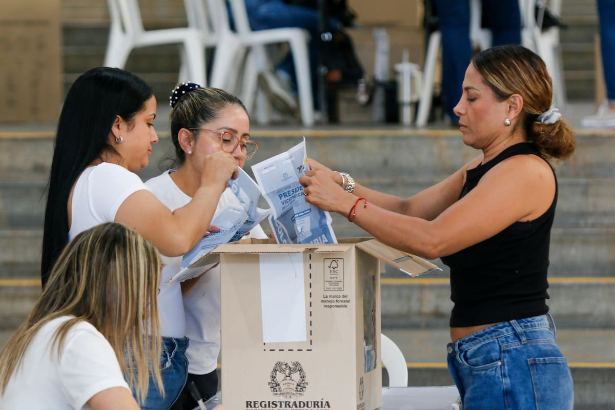Personas cuentan votos durante la jornada electoral este domingo en Medellín (Colombia). EFE/STR