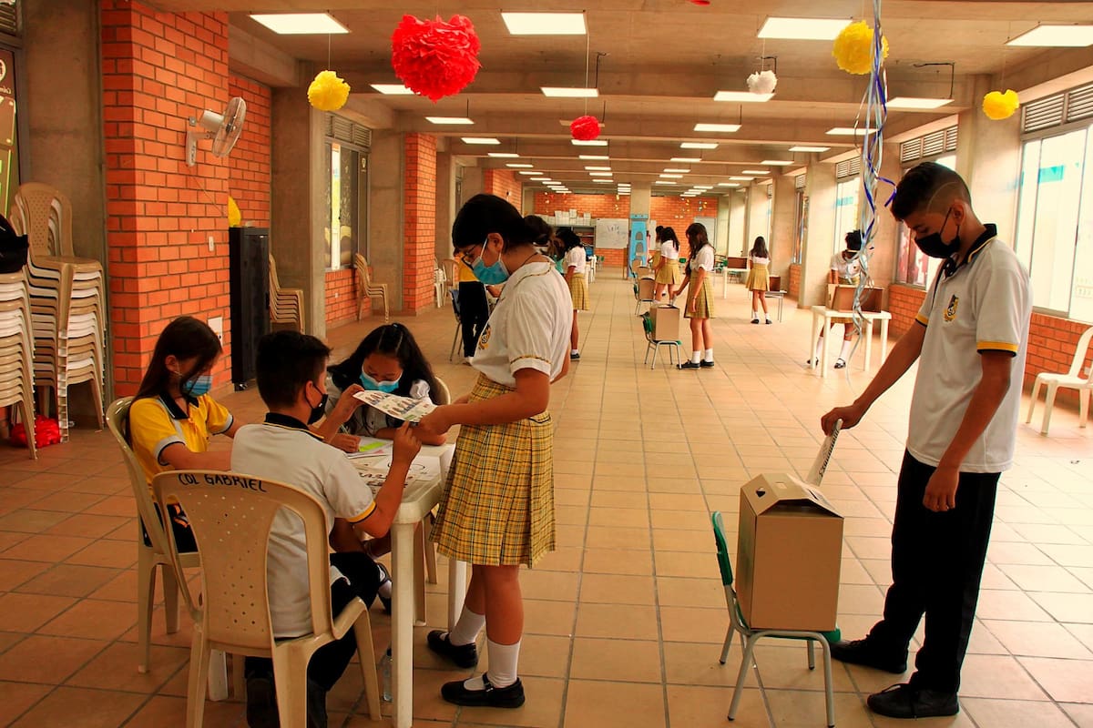Los estudiantes de colegios como el ‘Gabriel García Márquez’ votaron ayer simbólicamente para elegir presidente. Obviamente fue un ejercicio pedagógico. (Foto: Jaime Del Río Quiroga / VANGUARDIA)