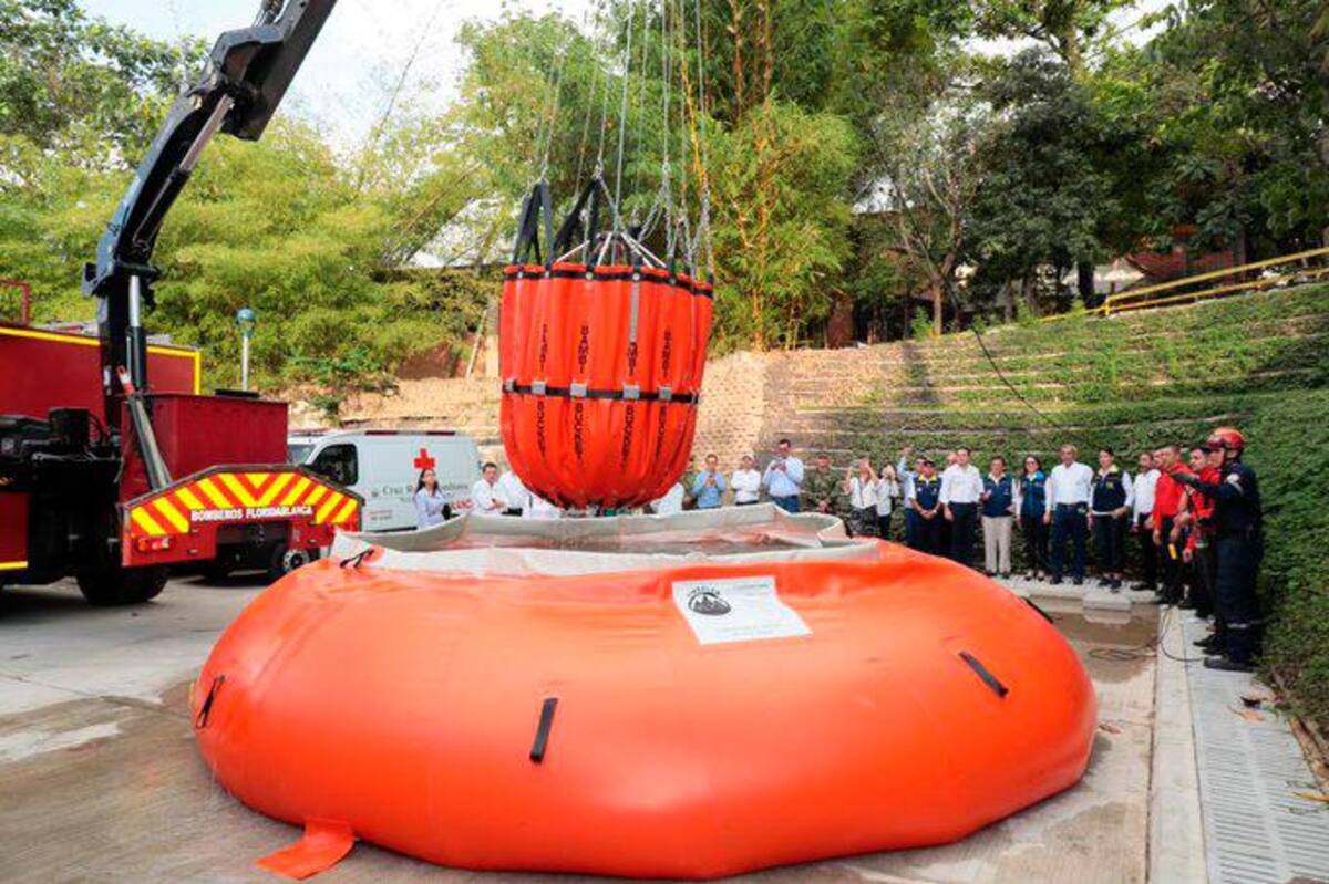 Un ‘Bambi Bucket’ y un tanque colapsible para almacenamiento de agua con capacidad de 10.000 galones hacen parte de los equipos donados por Ecopetrol. (Foto: Gobernación de Santander / VANGUARDIA)
