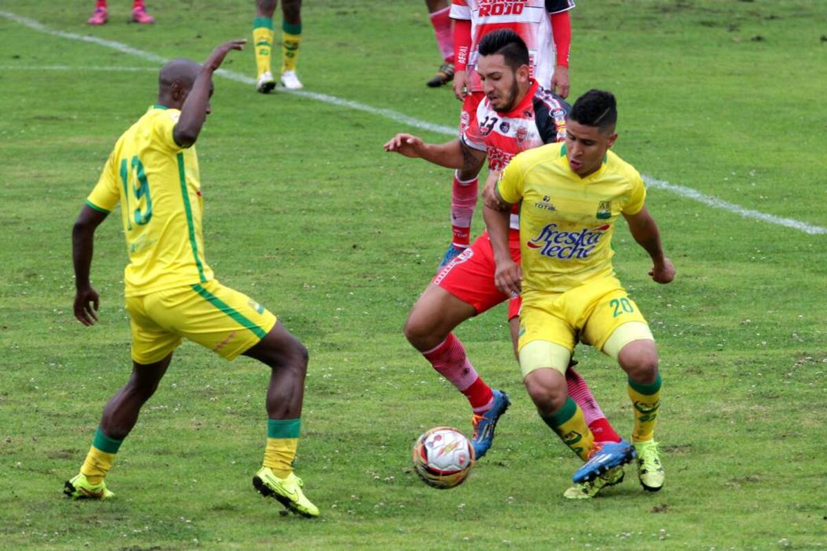 Con un gol de Víctor Manuel Zapata, el Atlético Bucaramanga venció en Zipaquirá, Cundinamarca, a Expreso Rojo y reafirmó su lugar como líder del Torneo Águila. El equipo ‘leopardo’ completó 40 puntos y supera por nueve al segundo, Leones. (Foto: Colprensa / VANGUARDIA LIBERAL)