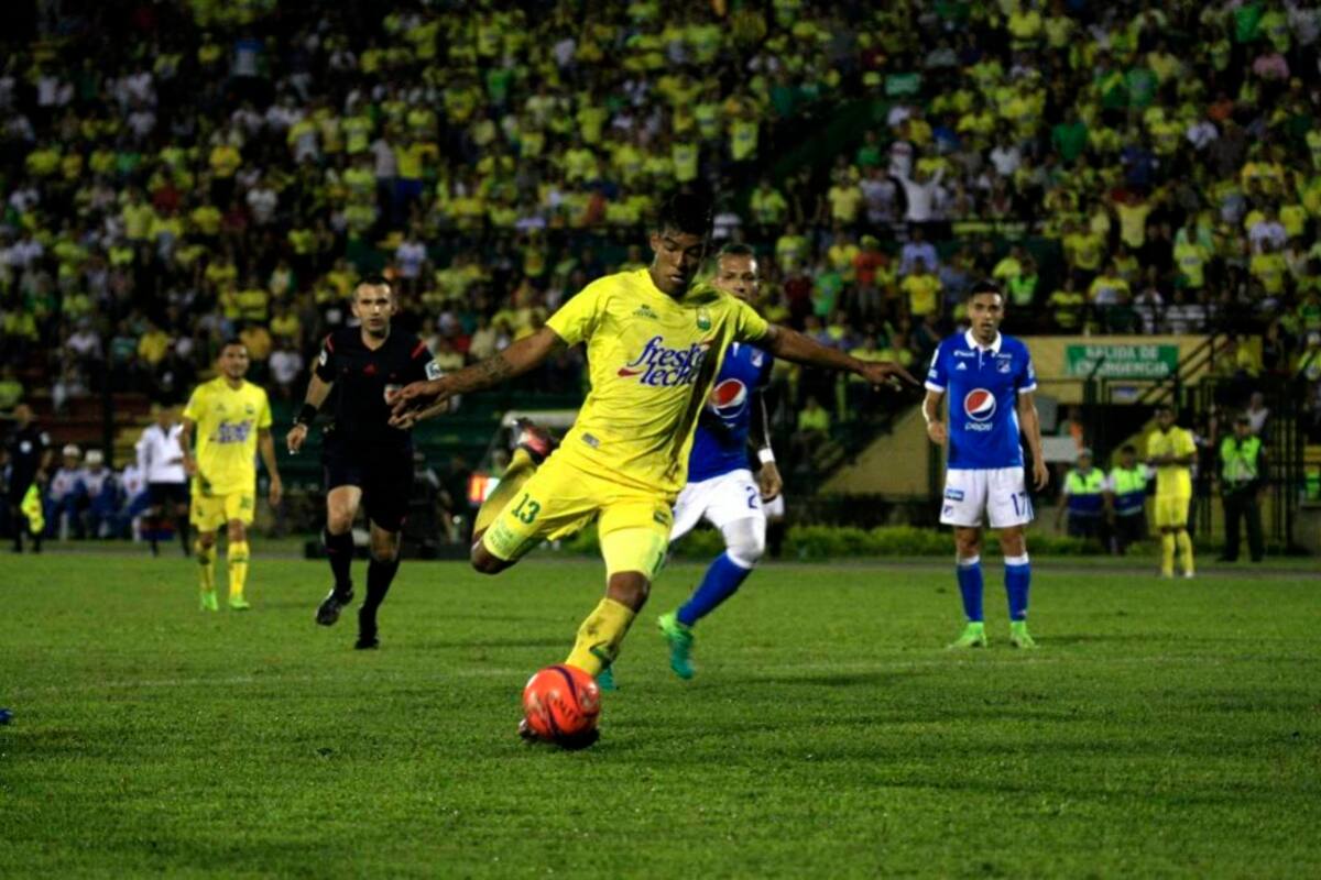 Atlético Bucaramanga y Millonarios protagonizaron un emotivo duelo de los cuartos de final de la Liga Águila I de 2017. Los ‘azules’ estuvieron mejor en el primer tiempo, pero en el complemento el ‘leopardo’ sacó las garras y estuvo muy cerca de conseguir los tres puntos. Al final, la igualdad 2-2 dejó abierta la serie, de cara al juego de vuelta que se llevará a cabo el próximo domingo en Bogotá. (Foto: César Flórez / VANGUARDIA LIBERAL)