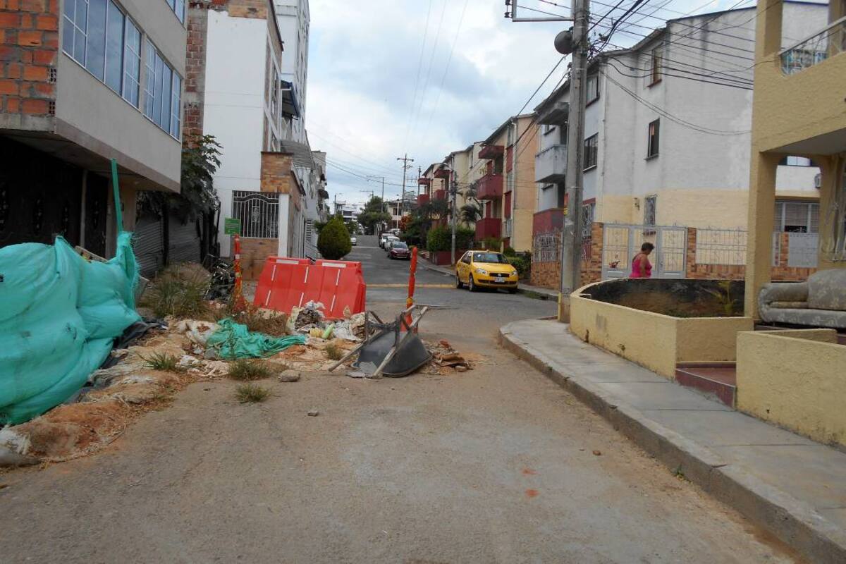 Los ciudadanos denuncian que hay vías, donde ni motocicletas ni vehículos se pueden movilizar a causa de los enormes huecos. (Foto: Suministrada / VANGUARDIA LIBERAL)