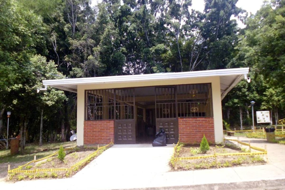 Anteriormente la comunidad del barrio San Francisco de la Cuesta tenía un quiosco en el que realizaban las reuniones de la Junta de Acción Comunal; sin embargo, se enfrentaban a la problemática de que ese lugar también era usado por jóvenes que se dedicaban al consumo de alucinógenos. (Foto: Claudia Ramírez / VANGUARDIA LIBERAL)