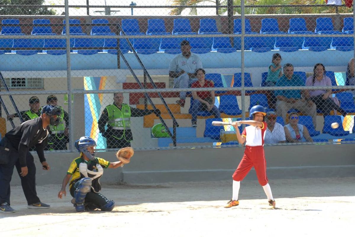 El béisbol comienza a florecer en Bucaramanga, gracias al trabajo del Comité Municipal, que está trabajando con niños, creando un semillero de peloteros en la Ciudad Bonita. (Foto: Jaime del Río / VANGUARDIA LIBERAL)