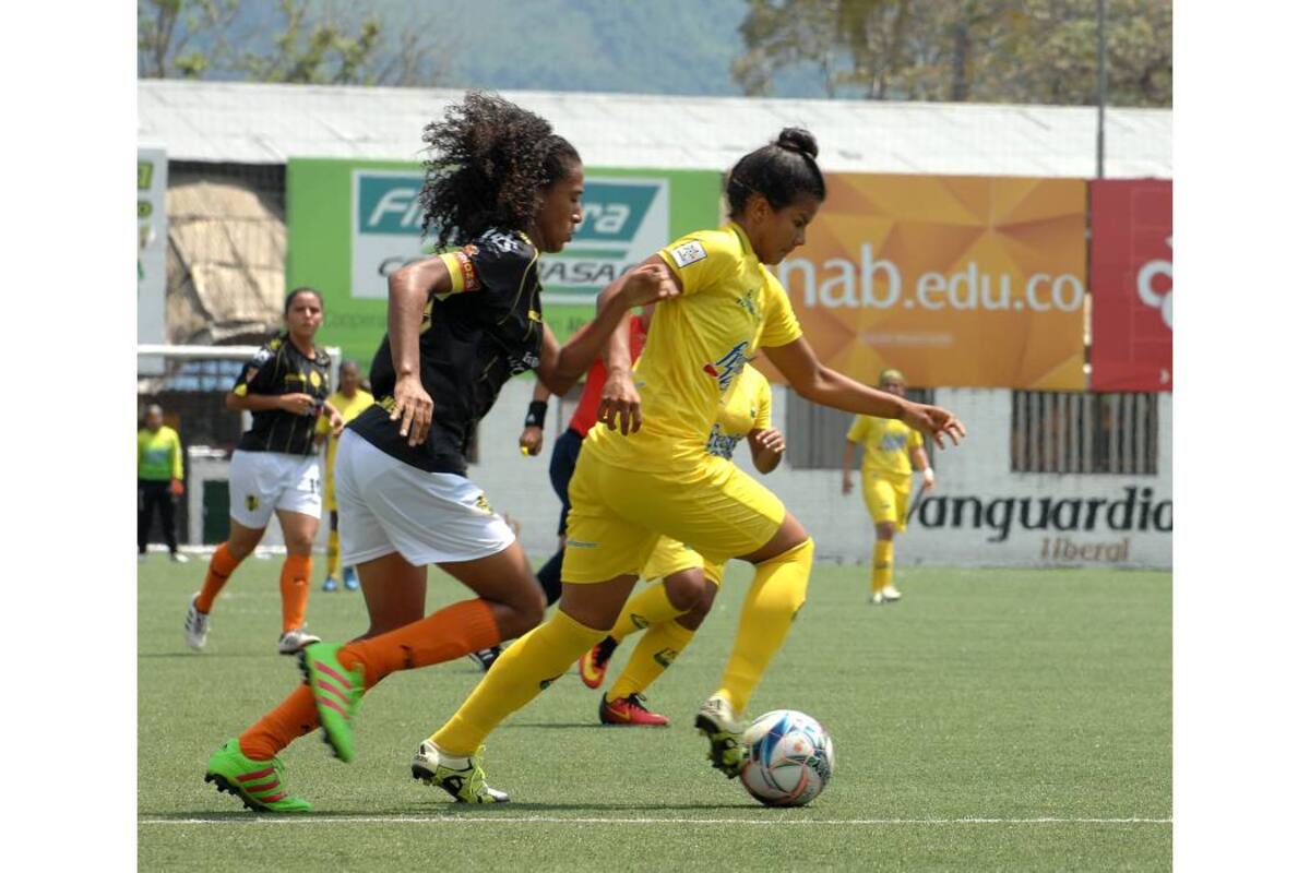 Manuela González brilló con luz propia en el juego que le permitió al Atlético Bucaramanga derrotar 4-0 a Alianza Petrolera. La delantera marcó los cuatro tantos y se transformó en la nueva goleadora de la competencia. (Foto: Jaime Del Río / VANGUARDIA LIBERAL)