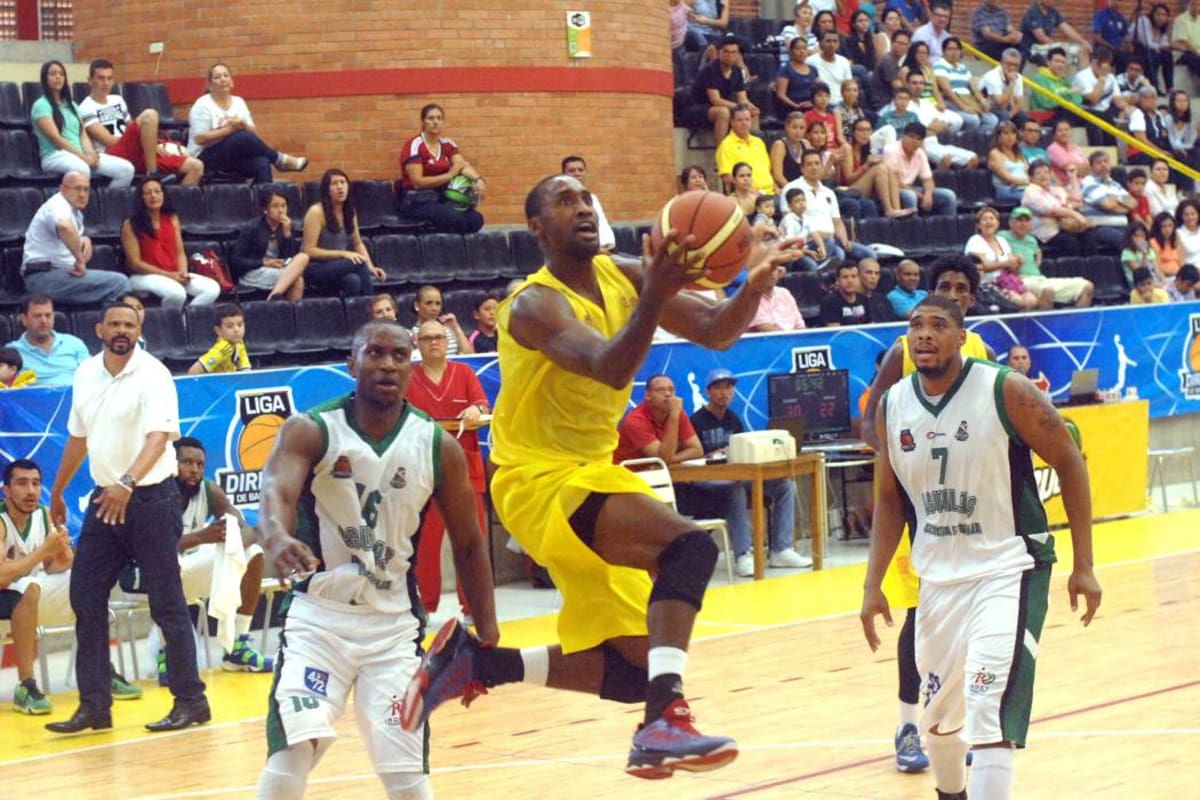 Búcaros continúa imparable en la Liga Directv de Baloncesto Profesional. El cuadro santandereano doblegó por partido doble a Águilas de Tunja y completó ocho triunfos de ocho posibles. (Foto: Jaime del Río / VANGUARDIA LIBERAL)