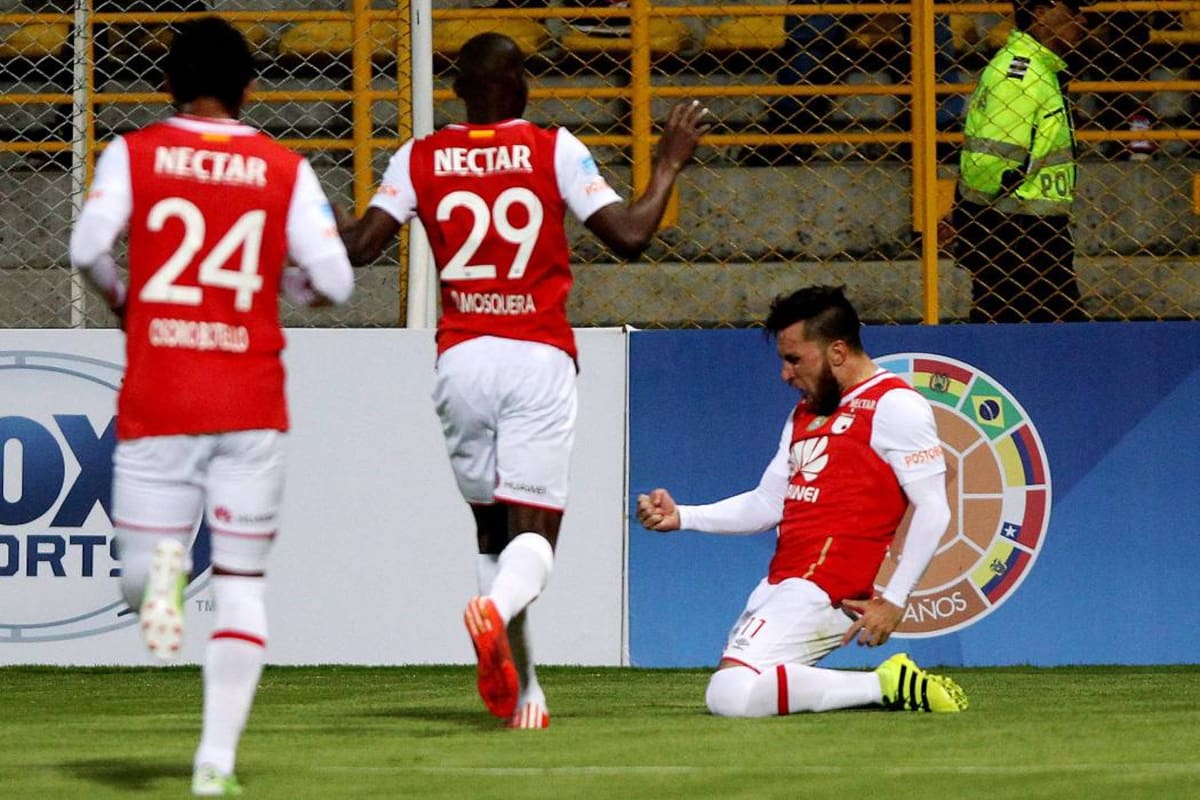 Santa Fe, campeón defensor de la Copa Suramericana, debutó anoche en la edición de 2016 con victoria 2-0 sobre Cerro Porteño en los octavos de final. Jonathan Gómez anotó doblete. (Foto: EFE / VANGUARDIA LIBERAL)