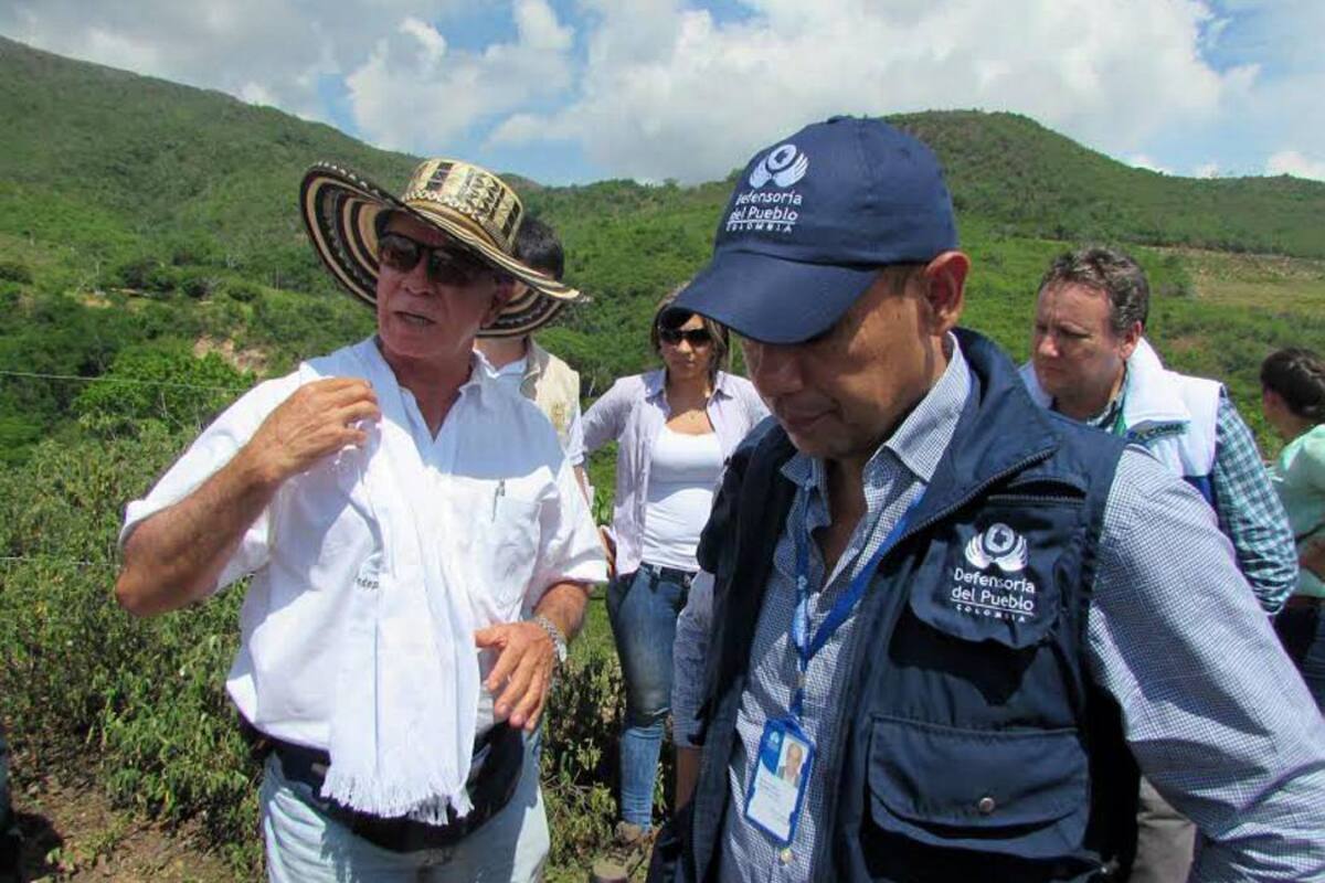 Funcionarios de la Defensoría del Pueblo, la Cdmb, el AMB y las alcaldías del área visitaron ayer El Carrasco y los lotes de Chocoa y Peñas, en Girón. A falta de un año para que culmine la emergencia sanitaria, aún no se conoce el sitio del nuevo relleno sanitario metropolitano. (Foto: Suministrada / VANGUARDIA LIBERAL)