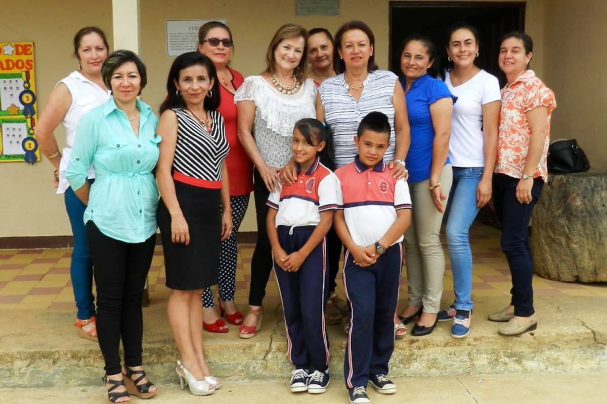 Grupo de docentes, directora y estudiantes del Centro Educativo Rural Morarío de Guapotá, quienes lograron ubicar la institución como una de las mejores en primaria del sector oficial, en el índice sintético de calidad educativa, obteniendo una calificación de 8.67 a nivel nacional. (Foto: Luis Fernando Martínez Vargas/VANGUARDIA LIBERAL)