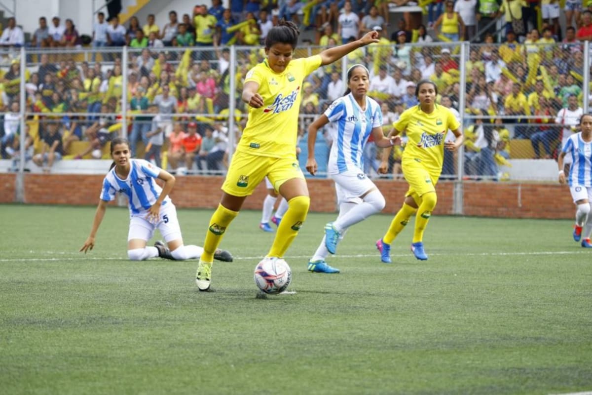 Por sus dos goles y su inquietante presencia en el área rival, Manuela González fue la gran figura del partido de ayer en el que Atlético Bucaramanga logró su primera victoria en la Liga Águila Femenina, al golear 4-0 al Real Santander en la cancha Marte. (Foto: César Flórez / VANGUARDIA LIBERAL)