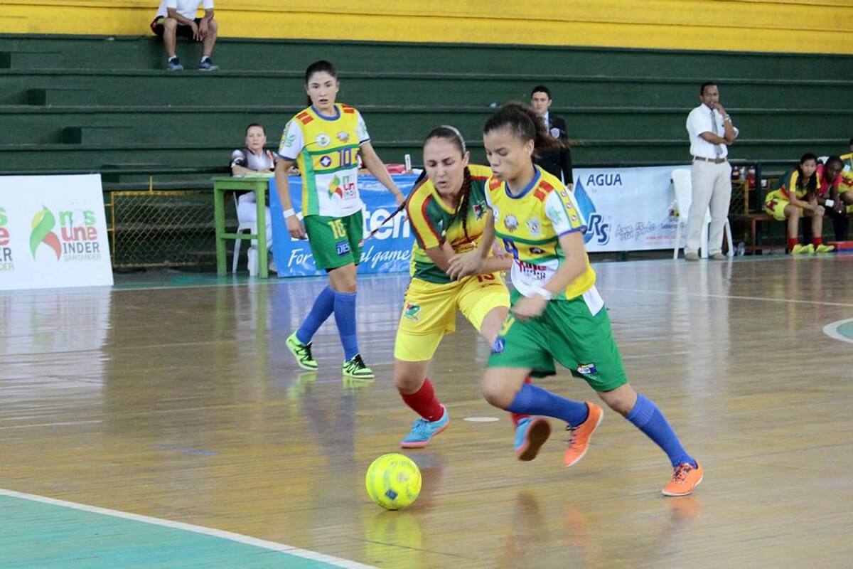 El equipo Real Bumanguesas F.S. hizo respetar el coliseo Edmundo Luna Santos de Bucaramanga y derrotó 3 - 2 a Mulatas Caribeñas en una nueva jornada de la VII Copa Femenina de Microfútbol 2016. (Foto: Fabián Hernández / VANGUARDIA LIBERAL)