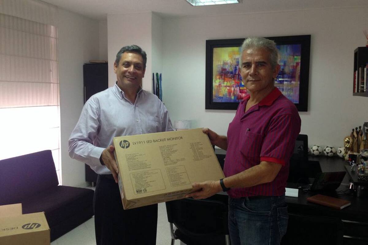Manuel Galán Amador, fue el encargado de entregar los equipos al rector de la institución educativa, Pablo Roque Reyes Orduz. (Foto: Suministrada / VANGUARDIA LIBERAL)