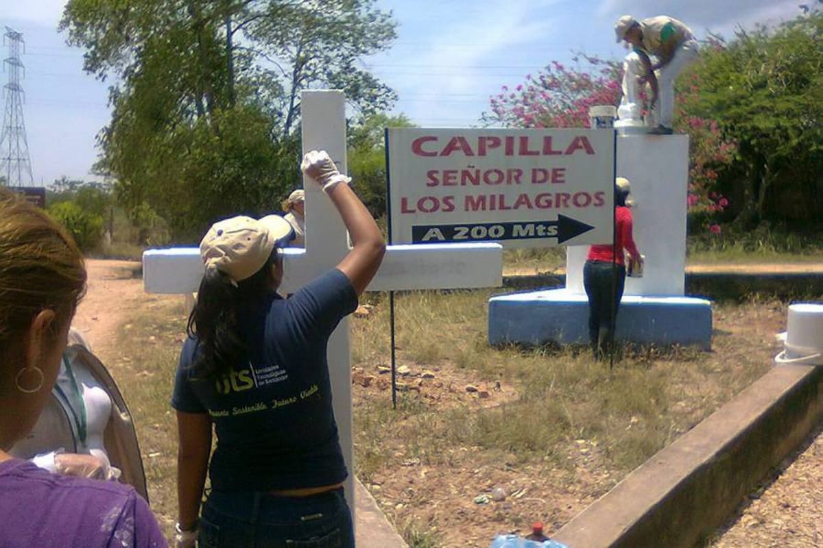 Durante el trayecto hasta la Capilla de la vereda El Corregidor, los creyentes -que en su gran mayoría son visitantes- recorren las 15 estaciones del víacrucis, para recordar la pasión y muerte de Jesucristo. (Foto: Suministrada/VANGUARDIA LIBERAL)