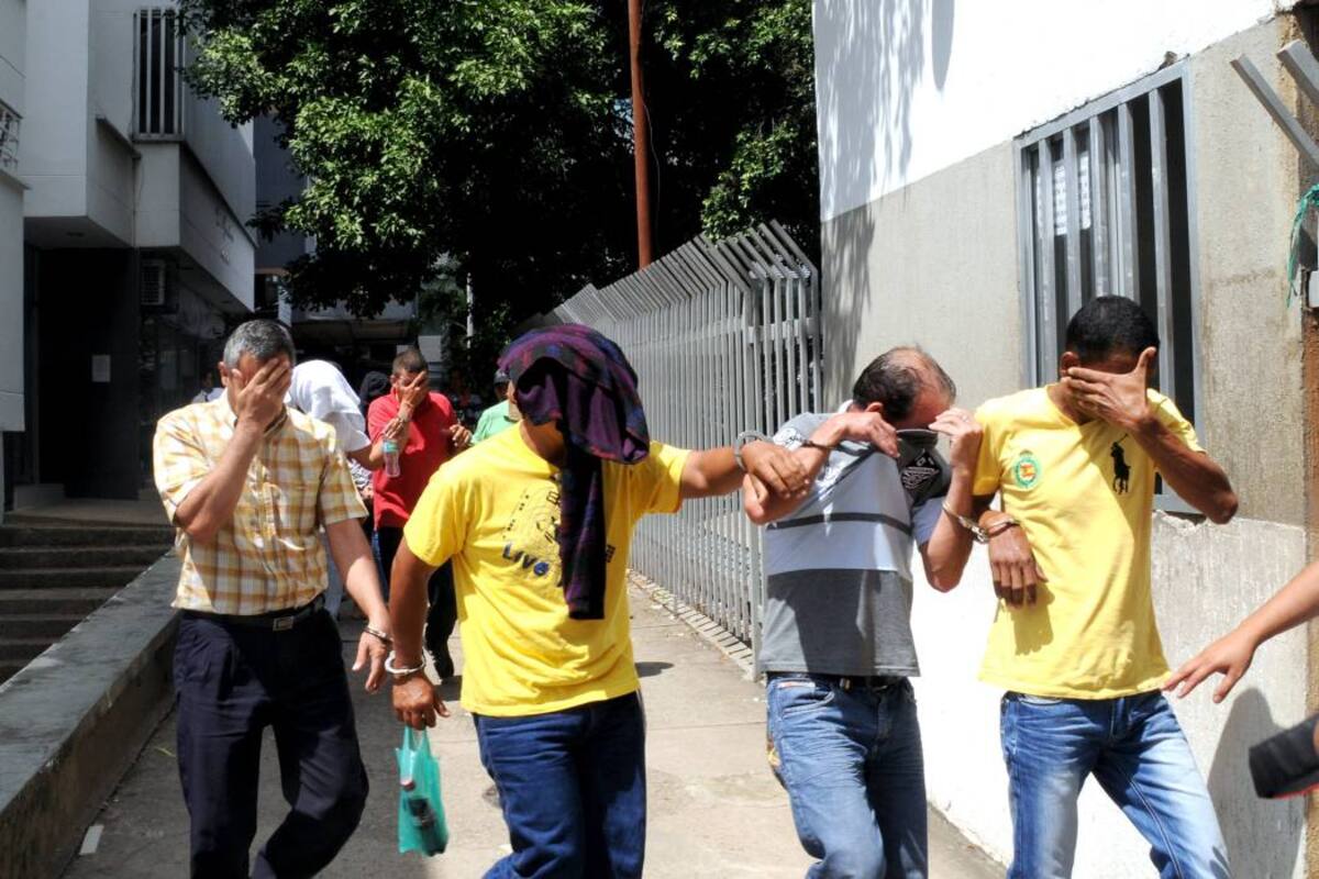 Hacia el mediodía, los 17 capturados fueron trasladados desde el CTI hasta el Palacio de Justicia en donde se realizó la audiencia de imputación de cargos. (Foto: Edgar Pernett/VANGUARDIA LIBERAL)