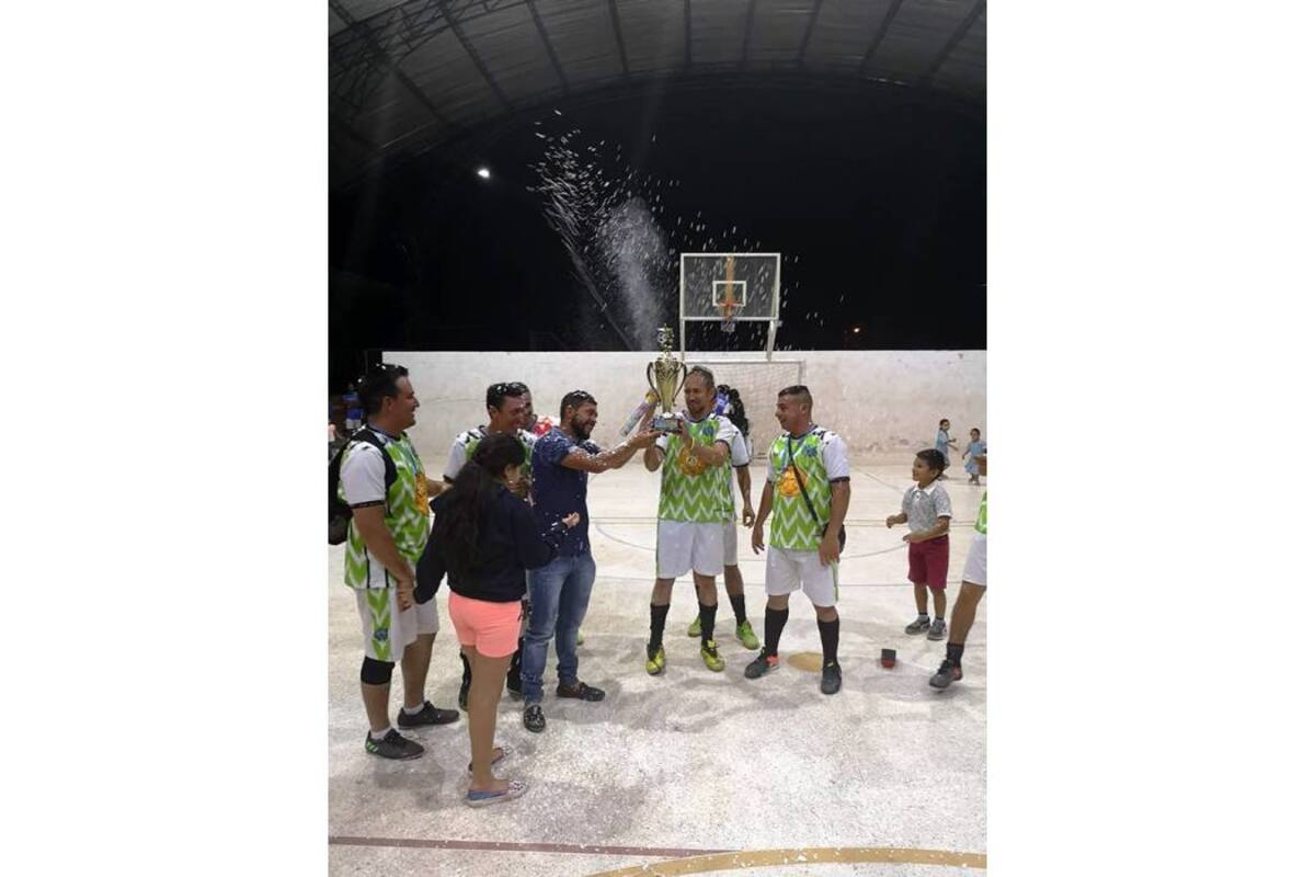 La Copa Navideña fue una de las actividades que se desarrollaron en la temporada navideña en el Polideportivo Municipal de Contratación, uniendo a las familias con el deporte. (Foto: Suministrada Alcaldía de Contratación / VANGUARDIA LIBERAL)