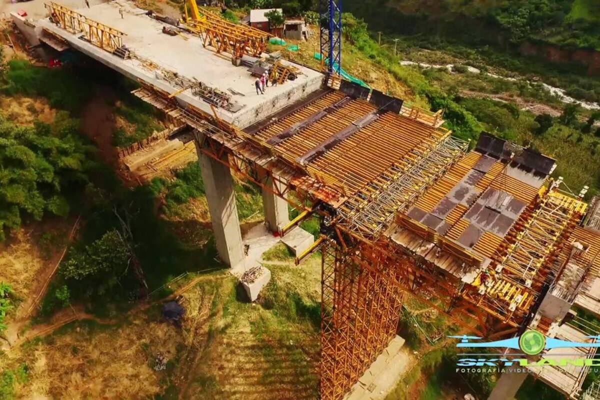 Actualmente, el avance de la construcción del puente Hisgaura es del 68 % y el plan es entregar la obra antes de finalizar el primer semestre de este año. (Foto: Archivo / VANGUARDIA LIBERAL)