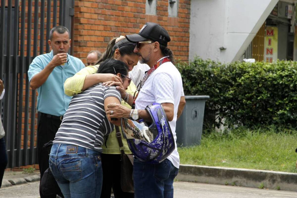 Escenas de llanto, dolor y tristeza se registraron ayer durante todo el día en Medicina Legal, seccional Bucaramanga. (Foto: Marco Valencia /VANGUARDIA LIBERAL)