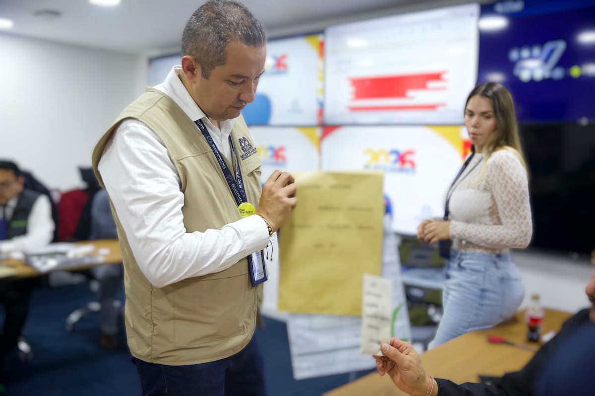Se desarrolló el procedimiento de entrega, registro y custodia de los softwares de preconteo, escrutinio y digitalización del formulario E14. // Foto: Cortesía - Registraduría Nacional del Estado Civil.