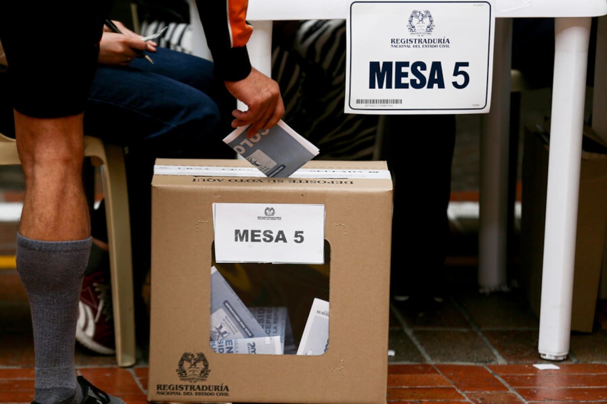 🚨 #Elecciones2026 | Primer balance de la MOE reporta 60 irregularidades en el país y el exterior. Retrasos en mesas, publicidad ilegal y jurados portando distintivos políticos encienden las alarmas.