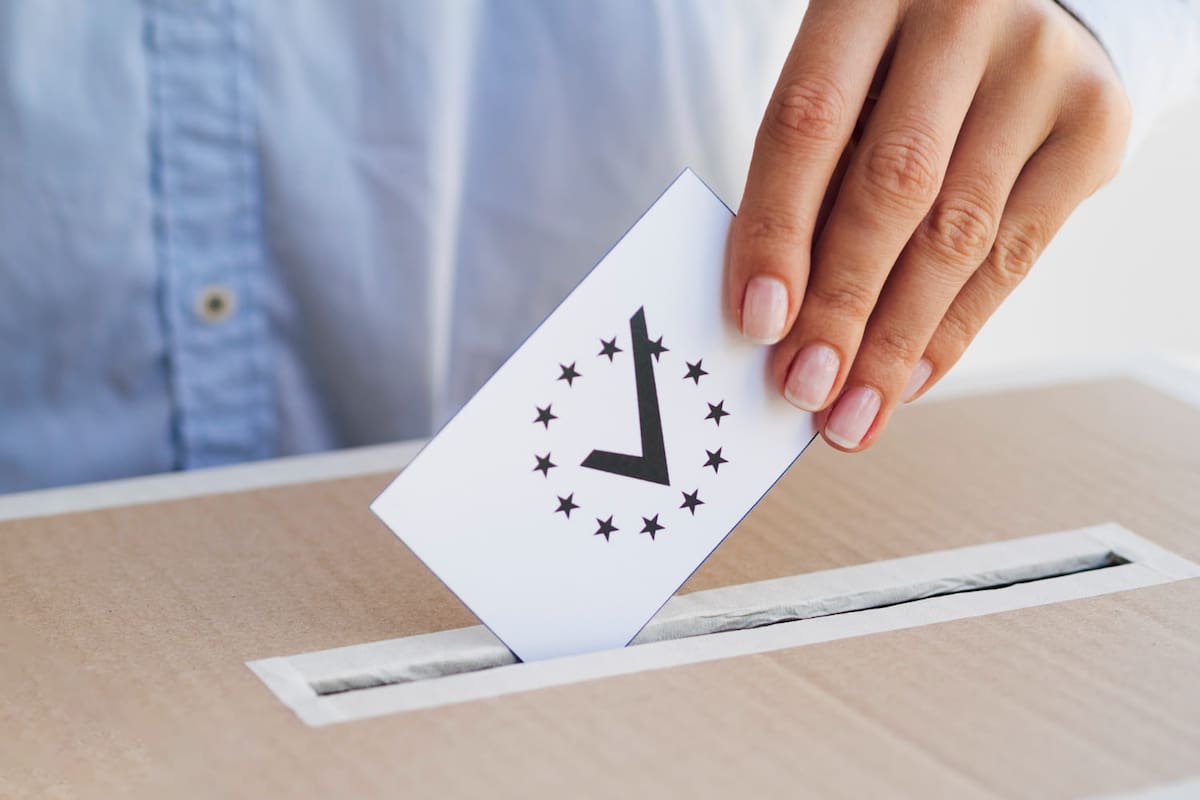 A pocos días de que Colombia vote en la primera vuelta presidencial, los delincuentes digitales se están valiendo de encuestas falsas por WhatsApp, videos manipulados con inteligencia artificial (deepfakes) y apps falsas para robar datos bancarios y personales.