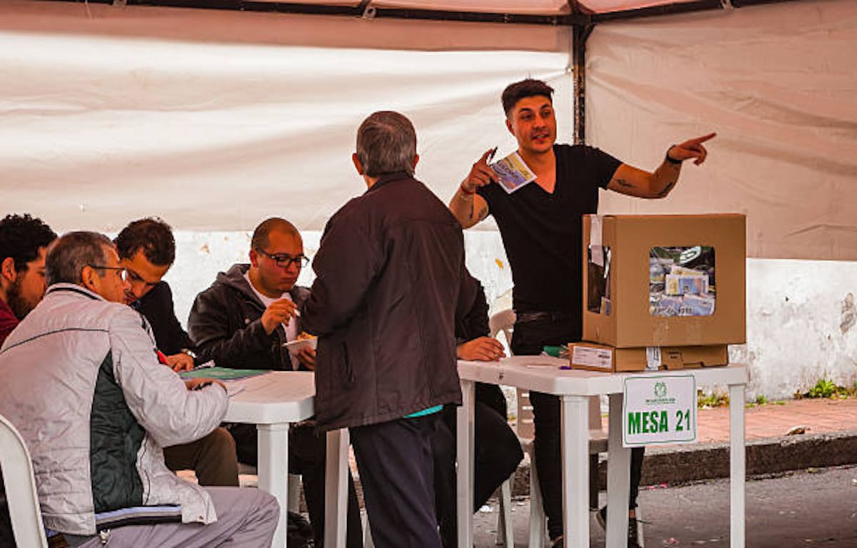 Ciudadanos en una mesa de votación en Bogotá, Colombia.