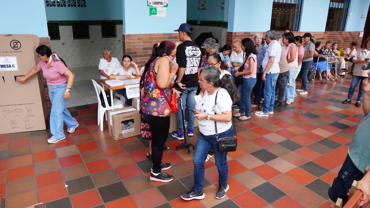 Con más de 41 millones de colombianos habilitados para votar, cerró la jornada electoral que definirá el nuevo Congreso 2026-2030 y ordenará las candidaturas presidenciales.
Foto: Maro Valencia/VANGUARDIA.