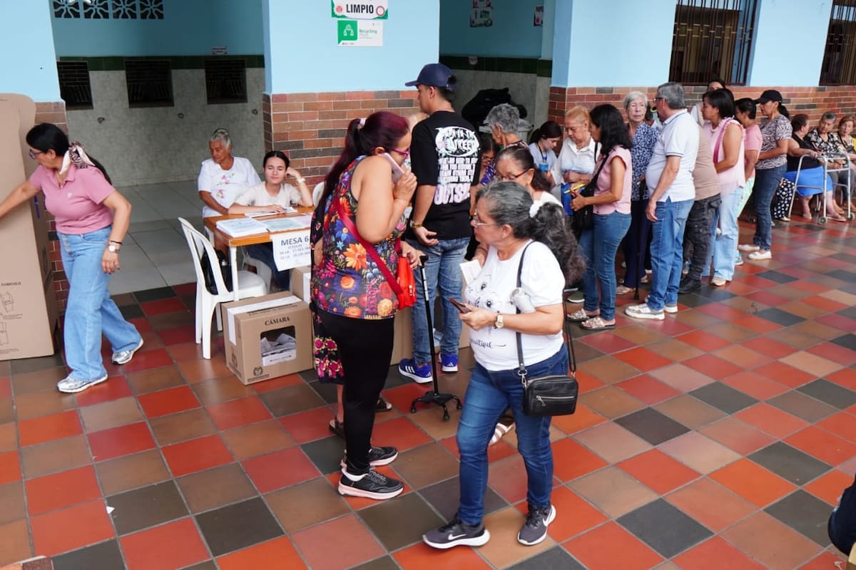 Con más de 41 millones de colombianos habilitados para votar, cerró la jornada electoral que definirá el nuevo Congreso 2026-2030 y ordenará las candidaturas presidenciales.
Foto: Maro Valencia/VANGUARDIA.